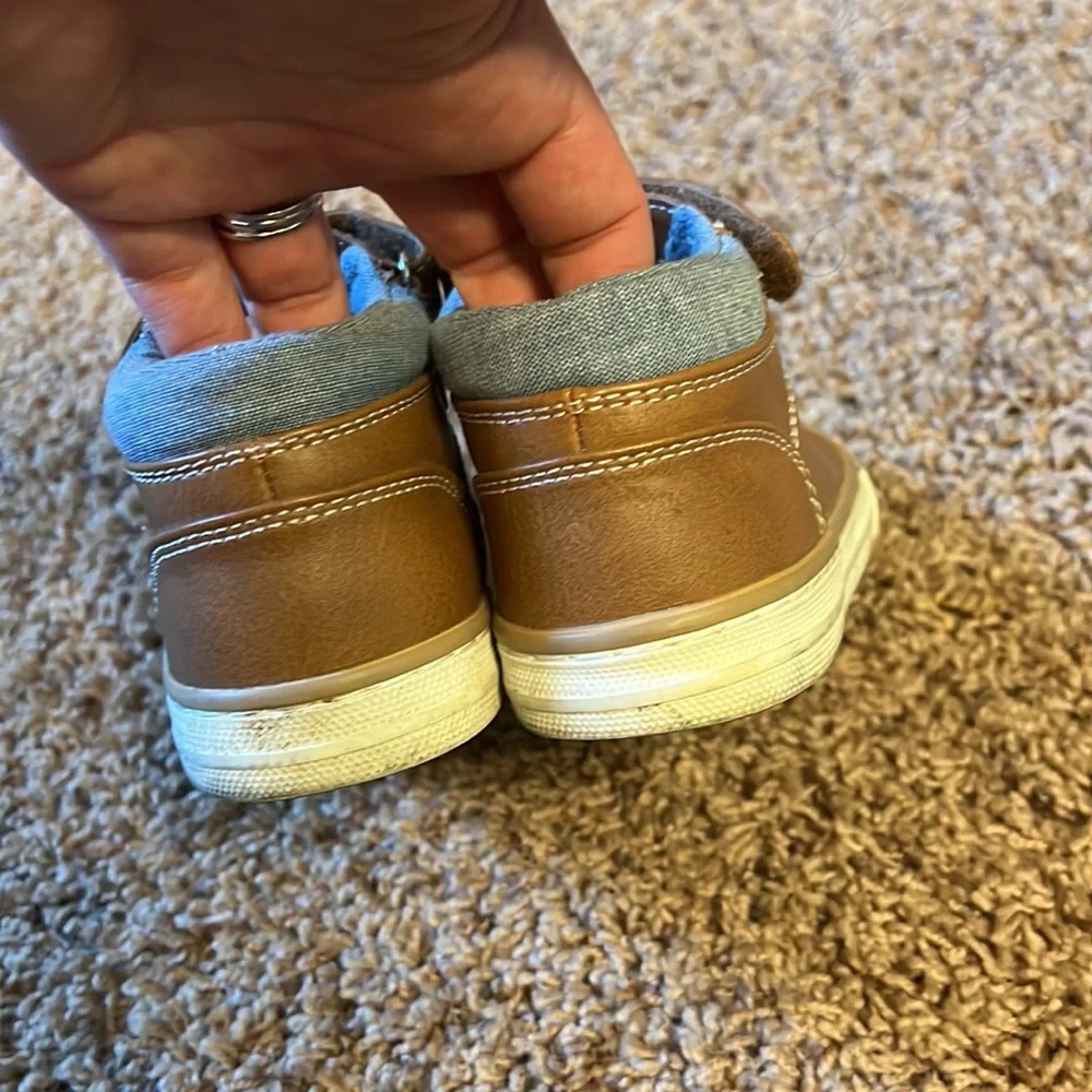 Childrens Place size 11 tan shoe - Picture 2 of 6